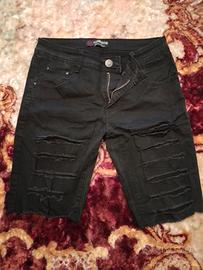 Short in jeans nero. Modello strappato