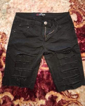 Short in jeans nero. Modello strappato
