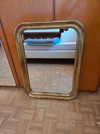 Specchi con cornice in legno d'orato.