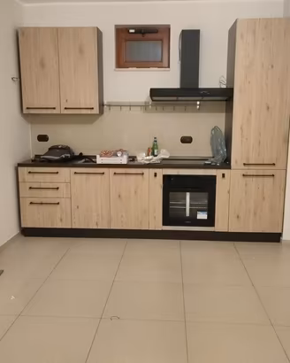 Cucina con frigorifero e piano a induzione