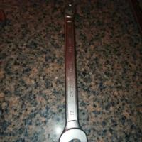 3 chiavi inglesi e nastro isolante 