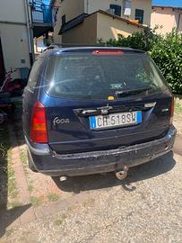 Ford focus con gancio traino da revisionare