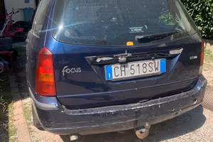 Ford focus con gancio traino da revisionare