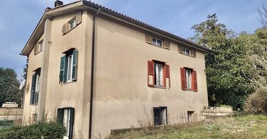 Casale immerso nel verde a Capranica