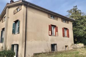 Casale immerso nel verde a Capranica