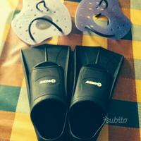 Pinne e palette Okeo per il nuoto