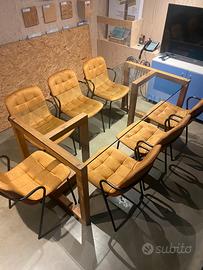 tavolo in vetro e gambe in legno