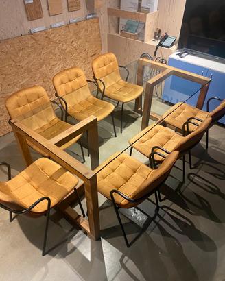 tavolo in vetro e gambe in legno