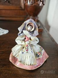 Bambola sarda in ceramica con smalti oro/platino