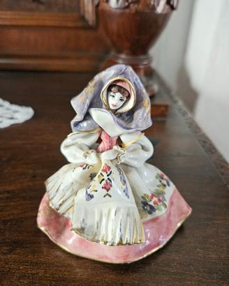 Bambola sarda in ceramica con smalti oro/platino