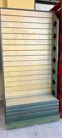 Scaffali in legno con ripiani