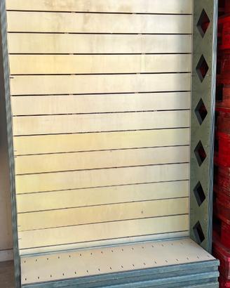 Scaffali in legno con ripiani