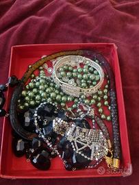 Lot di bigiotteria e accessori. 