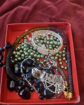 Lot di bigiotteria e accessori. 