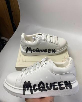 Scarpe Mcquen con scritta nera