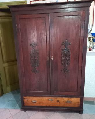 Armadio d’epoca in legno massello