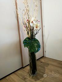Elegante vaso da terra in vetro con composizione