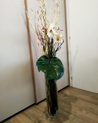 Elegante vaso da terra in vetro con composizione