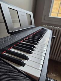 Tastiera Yamaha NP 12 con accessori