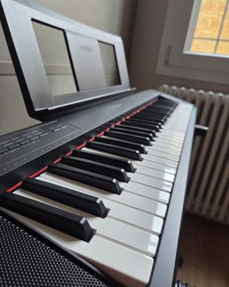 Tastiera Yamaha NP 12 con accessori