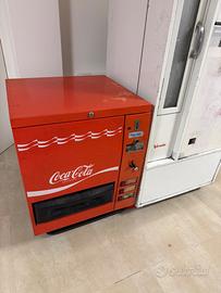 Distributori bevande Pepsi e Coca Cola