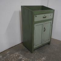 Mobiletto in legno di abete colorato