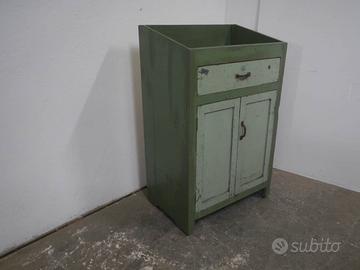 Mobiletto in legno di abete colorato