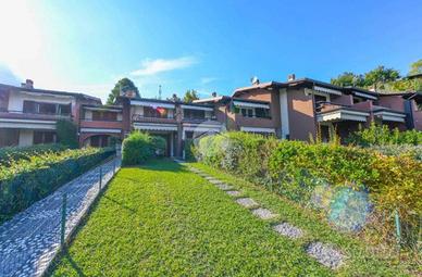 VILLA A SCHIERA A MANERBA DEL GARDA