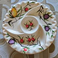 Piatto da portata in ceramica, decorato a mano.