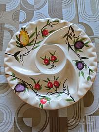 Piatto da portata in ceramica, decorato a mano.