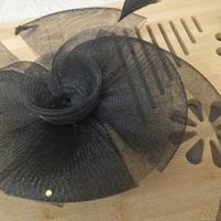 Fascinator nero elegante con piuma – perfetto per 