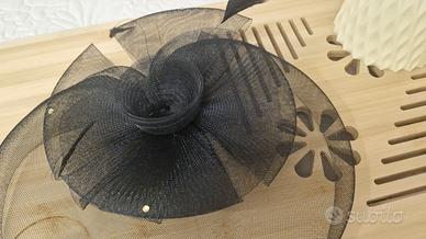 Fascinator nero elegante con piuma – perfetto per 