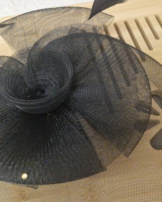 Fascinator nero elegante con piuma – perfetto per 