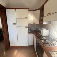 Cucina con elettrodomestici