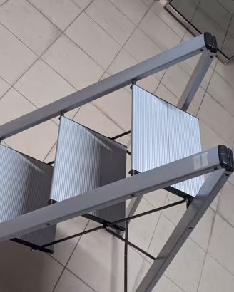 Sgabello in alluminio anodizzato 3 gradini