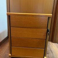 Cassettiera di legno con rotelle