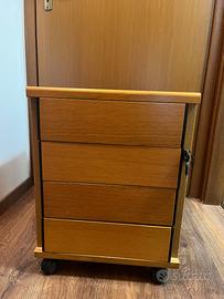 Cassettiera di legno con rotelle