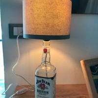 Lampada con bottiglie whiskey