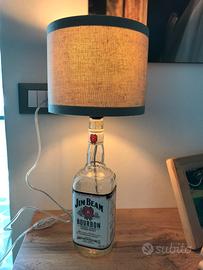 Lampada con bottiglie whiskey