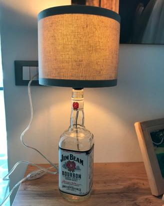 Lampada con bottiglie whiskey