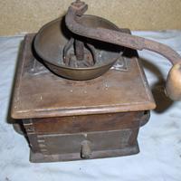 Macinino caffè , ferro da stiro e carrucola