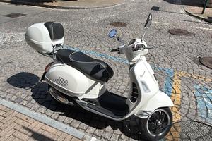 Piaggio Vespa GTS 300 Super