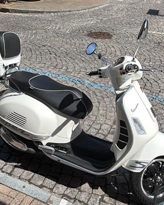 Piaggio Vespa GTS 300 Super
