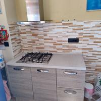 Mini cucina con piano cottura a gas, forno, cappa