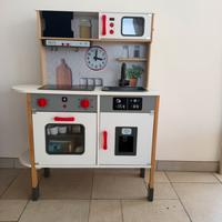 Cucina in legno completa di accessori