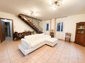 Villa bifamiliare immersa nel verde