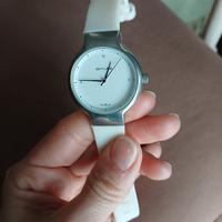 orologio con cinturino bianco 