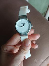 orologio con cinturino bianco 