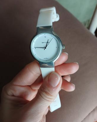 orologio con cinturino bianco 