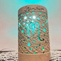Lampada con incisione segno zodiacale scorpione